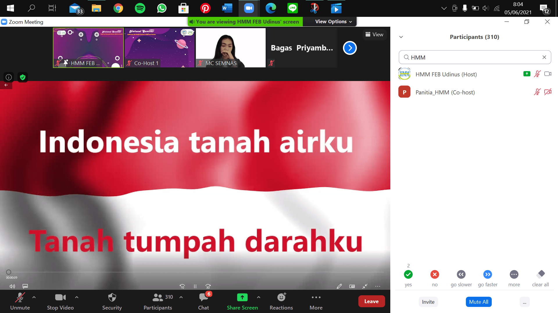 Menyanyikan lagu Indonesia Raya